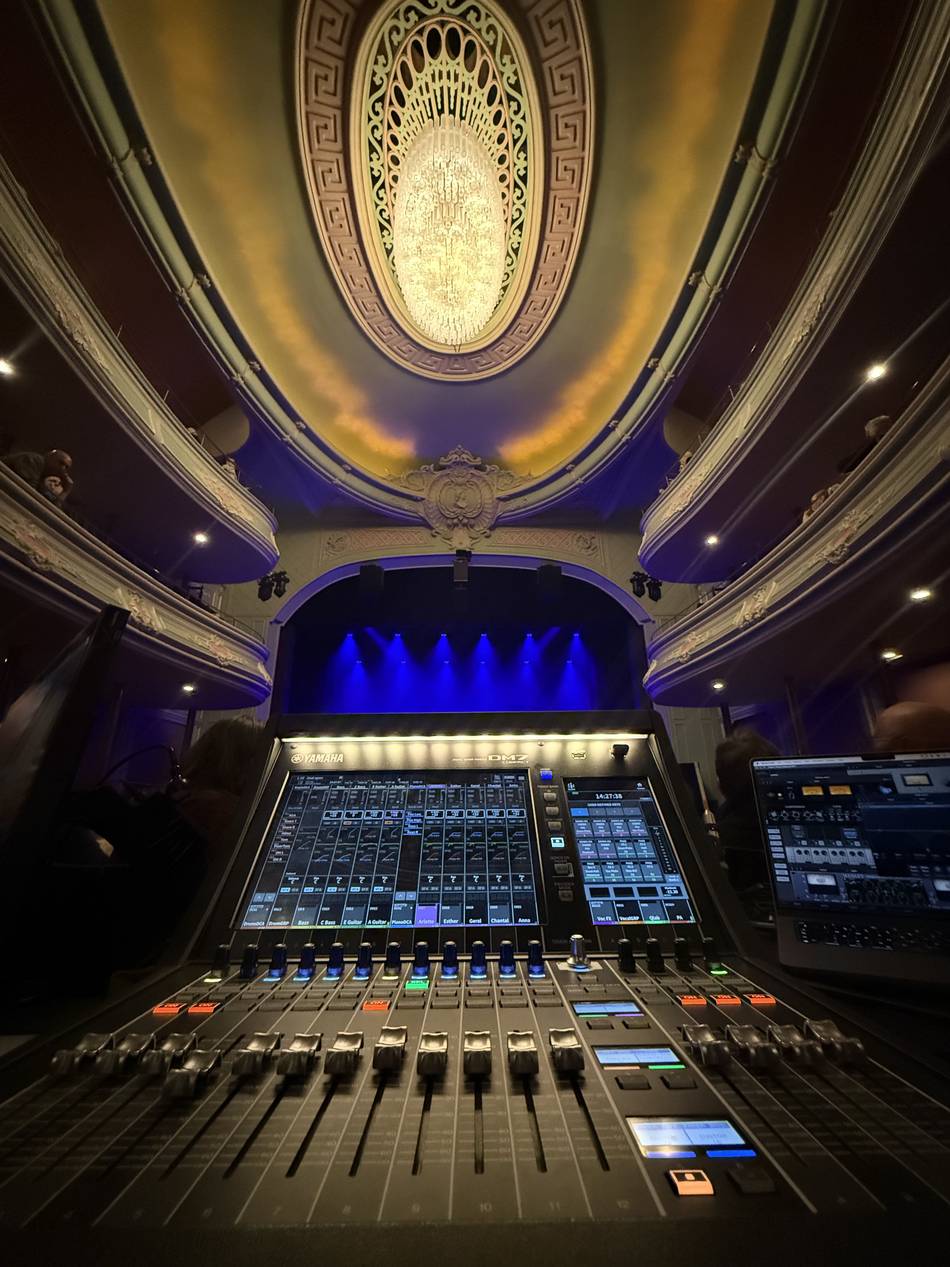 Zicht vanaf de mengtafel op de zaal van Odeon in Zwolle